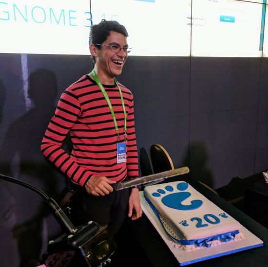 GNOME 창시자 중 한명인 미구엘 드 이카사가 탄생20주년 파티에 참석한 모습