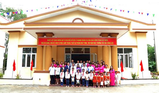 삼성디스플레이(대표 권오현)는 16일 베트남 박닌성 옌퐁현의 중리엣 초등학교에 교육시설 건축을 지원하고, 학생들에게 교통안전을 위한 안전 책가방 7천 개를 전달했다. (사진=삼성디스플레이)