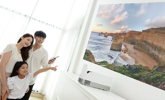 LG 프로빔TV, 12cm서 100인치 화면 띄운다