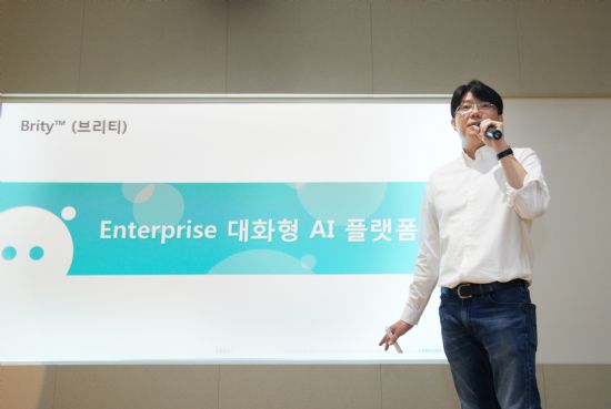  삼성SDS AI연구팀장 이치훈 상무가 미디어 설명회에서 '대화형 AI 브리티'에 대해 소개하고 있다.