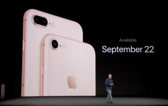 아이폰8의 판매 부진으로 애플에 부품을 공급하는 업체들이 직격타를 맞고 있다. 사진은 지난 9월 22일 공식 출시된 아이폰8. (사진=씨넷)