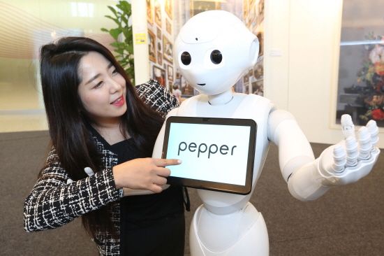 소프트뱅크 AI 로봇 페퍼, 10월 국내 도입