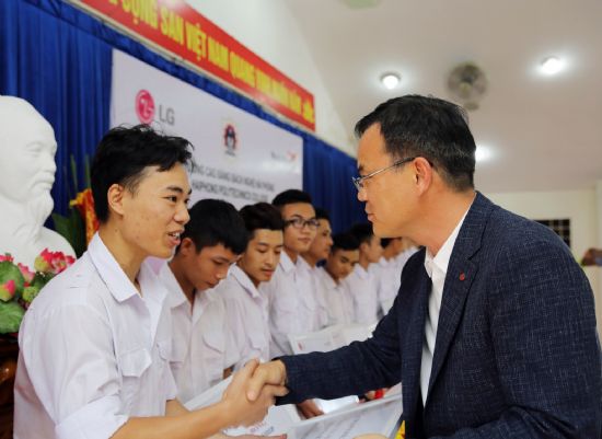 LG 전자 3사, 베트남에 'IT 도서관' 기증