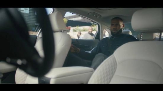 인텔 완전 자율주행차 기술 홍보 영상에 등장한 NBA 스타 르브론 제임스 (사진=인텔 영상 캡처)