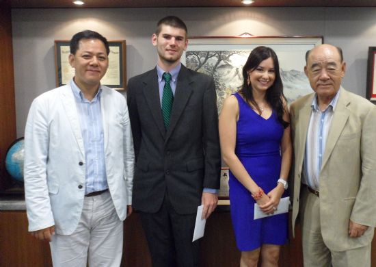 이상현 대표가 부친인 이주용 KCC정보통신 회장(맨 오른쪽)과 함께 외국인 손님을 맞이하고 있다.