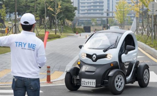 르노삼성, 한국전력서 초소형 전기차 '트위지' 시승행사