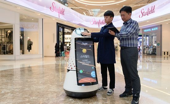 LG전자 안내로봇, 공항 이어 쇼핑몰 누빈다