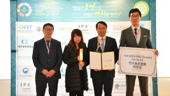 SK주식회사 박태진 IR담당(중간 우측)과 IR담당자들이 한국표준협회 회장상 수상 이후 기념사진을 촬영하고 있는 모습.