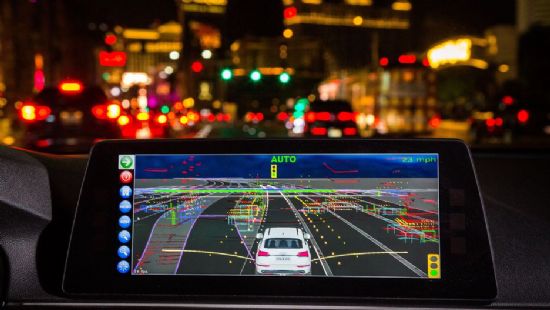 앱티브 5시리즈 완전 자율주행차는 모니터 화면을 통해 차량 운행 현황과 주변 장애물 현황을 보여준다. (사진=앱티브)