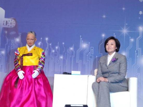 로봇 소피아가 박영선 더불어민주당 의원과 대담을 가졌다.