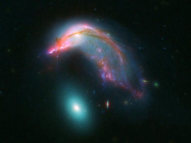 NASA, 알 지키는 펭귄 닮은 은하 사진 공개