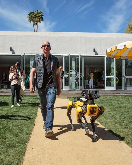 아마존 CEO ‘제프 베조스’ 로봇 개와 산책