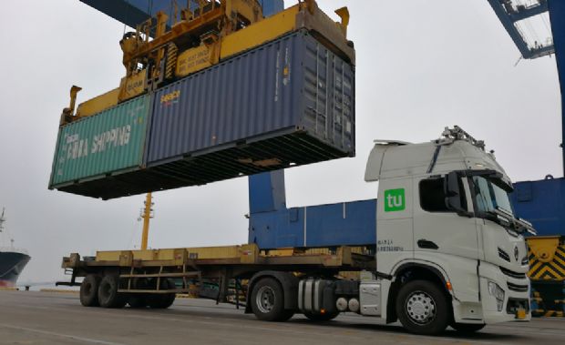 중국, 항구 무인화 시도...AI + 자율주행 트럭