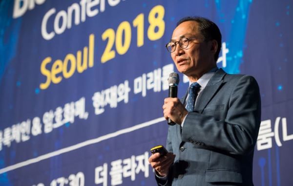 박창기 회장이 한 행사에서 강연을 하고 있다.