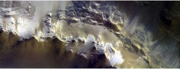 얼어붙은 화성 분화구 