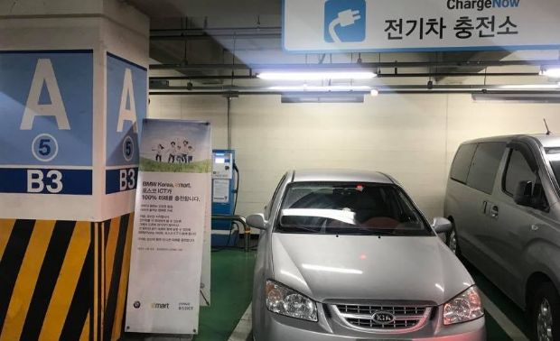 경기도 광주시 이마트 지하주차장에 마련된 전기차 충전소에 주차된 기아차 쎄라토 (사진=지디넷코리아)