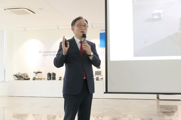 박성주 유진로봇 CTO가 17일 인천 송도국제도시 신사옥에서 사업 방향과 기술 전략을 설명하고 있다.(사진=유진로봇)