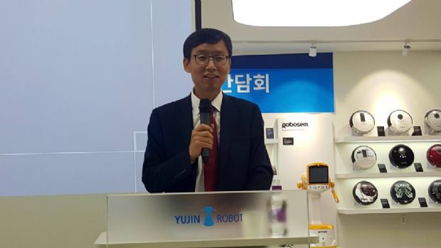 신경철 유진로봇 회장이 17일 인천 송도국제도시 신사옥에서 사업 방향과 기술 전략을 발표하고 있다.(사진=지디넷코리아)
