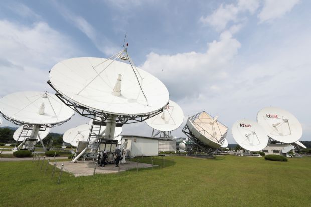 KT SAT이 육지뿐 아니라 해상, 공중 어디서나 네트워크로 연결하는 위성 서비스를 제공한다.