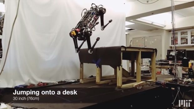 보지 않고도 책상 위로 정확히 점프하는 로봇