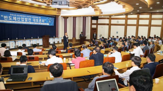 18일 서울 여의도 국회의원회관에서 열린 '반도체산업의 지속적인 성장전략을 위한 '반도체산업 발전 대토론회'. (사진=지디넷코리아)