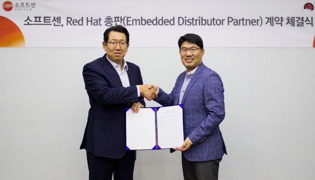 함재경 한국레드햇 대표(왼쪽)와 김종인 소프트센 대표가 협약을 맺고 있다. 