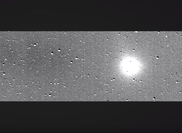 NASA, 몽환적 우주 혜성 자태 잡아냈다
