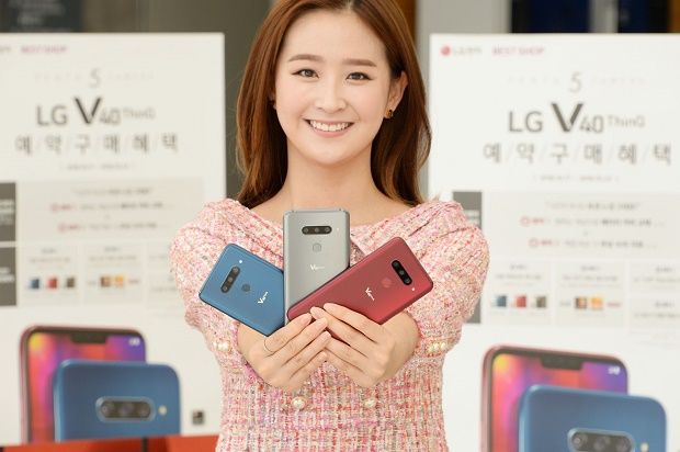 This model introduces the LG V40 ThinQ in the Yeongdeungpo-gu mobile phone store in Seoul (Photo: LG Electronics)