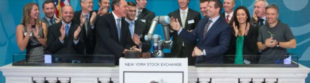 유니버설로봇은 지난 17일 뉴욕증권거래소 폐장을 알리는 폐종식(Closing Bell)에서 폐종을 울린 첫 로봇기업이 됐다.(사진=유니버설로봇)
