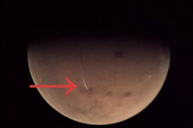 화성의 화산에서 포착된 이상한 띠의 정체는?