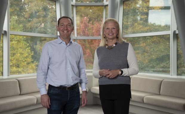 IBM이 대표적인 오픈소스 전문업체 레드햇을 340억 달러에 인수했다. 지니 로메티 IBM CEO(오른쪽)와 짐 화이트허스트 레드햇 CEO가 합병 발표 직후 포즈를 취했다.
