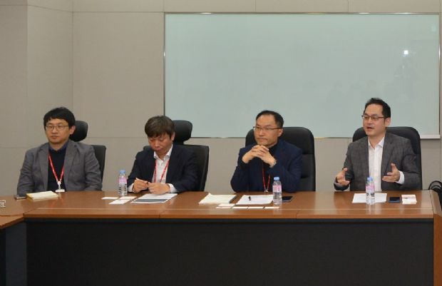김중수 플랫폼&Tech2그룹장(사진 오른쪽 첫번째)이 SK㈜ C&C 판교캠퍼스에서 열린 설명회에서 질문에 답변하고 있다. (사진=SK C&C)