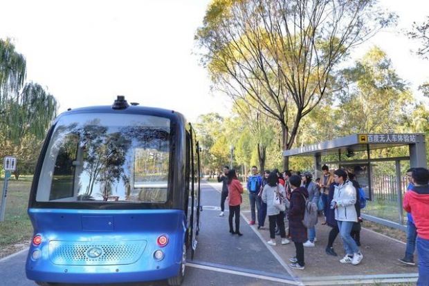 무인 자율주행 버스를 타고 내리는 시민들 (사진=바이두)