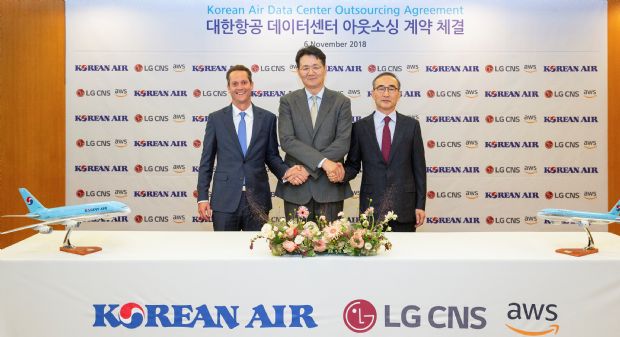 조원태 대한항공 사장(가운데)과 에드 렌타 (Ed Lenta) AWS아시아태평양지역 총괄 디렉터(왼쪽), 김영섭 LG CNS 사장(오른쪽)이 클라우드 사업 협약을 하고 있다.