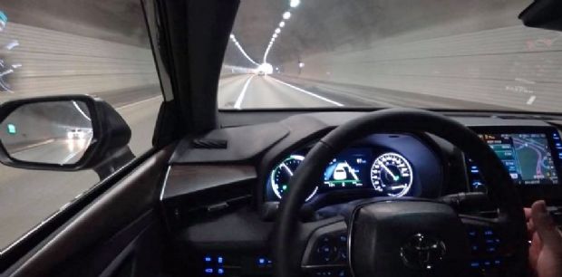 올 뉴 아발론 하이브리드는 차선이탈 감지시 7인치 클러스터를 통해 안전운전을 유도하는 그래픽을 선명하게 내보낸다. (사진=지디넷코리아)