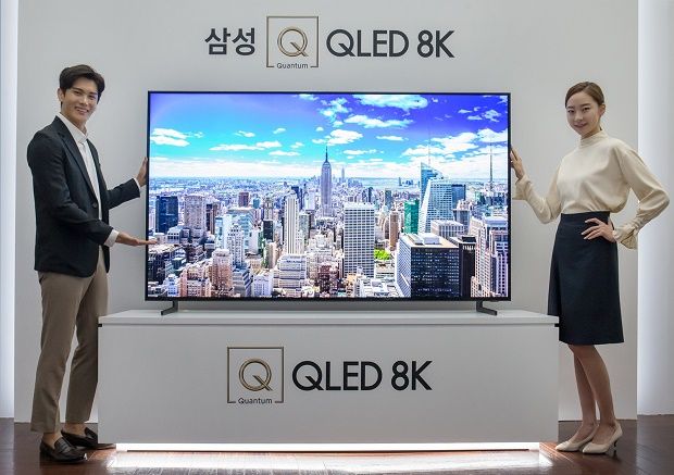 삼성전자 모델들이 7일 서울 반포 플로팅 아일랜드 컨벤션홀에서 열린 'Q LIVE' 행사에서 'QLED 8K' TV를 소개하고 있다.(사진=삼성전자)