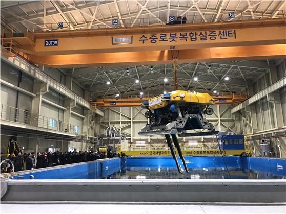 한국로봇융합연구원은 17일 수중건설로봇 R&D 성과보고회에서 환경과학기술과 중작업용 ROV인 ‘URI-T’ 기술이전 협약을 체결했다.(사진=한국로봇융합연구원)