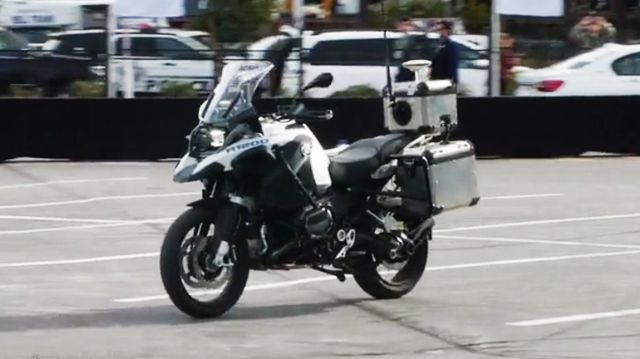 [영상]BMW 자율주행 오토바이 공개…스스로 방향전환