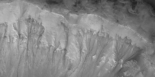 화성 지표면 밑에 지금도 물이 흐르고 있다