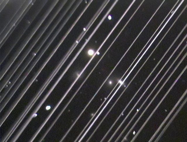 천문학자들 “스타링크 군집 위성, 규제해야 한다”