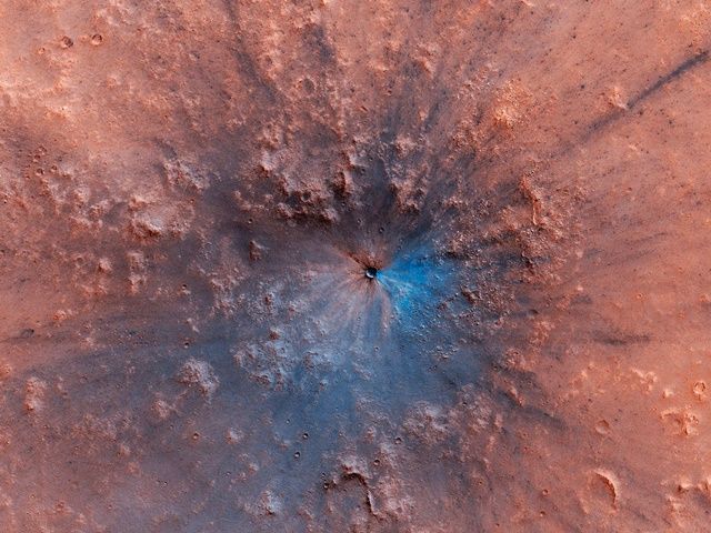 붉은 화성 ‘암석에 부딪혀 파랗게 멍들었네’