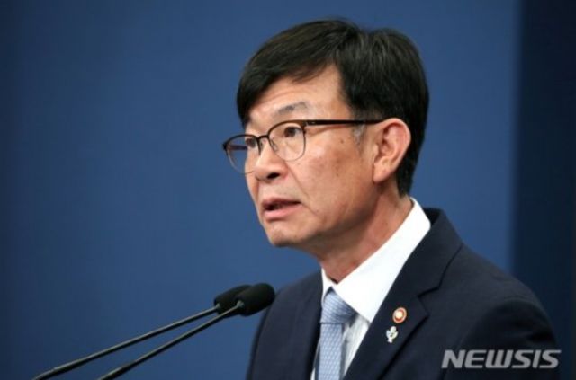 김상조·홍남기, 日 수출규제 관련 5대그룹 총수 만난다