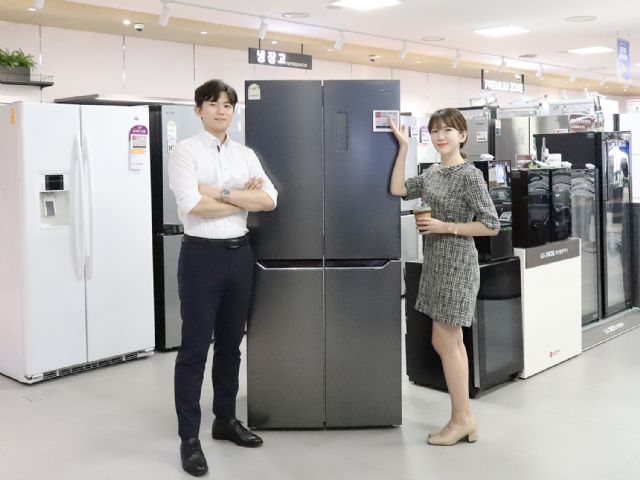 롯데하이마트, 블랙 4도어 냉장고 PB상품 출시…79만9천원