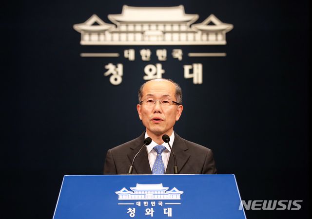 김유근 국가안전보장회의 사무처장이 12일 청와대 춘추관에서 일본 수출규제 조치 관련 브리핑을 하고 있다. (사진=뉴시스)