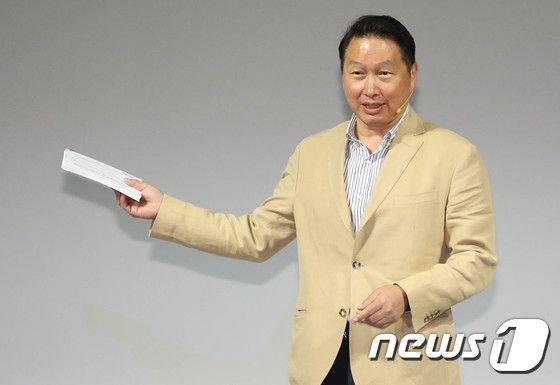 최태원 SK 회장 “문제는 품질”…소재 국산화 한계 지적