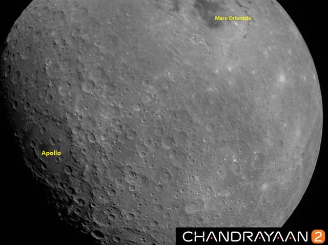 인도 달 탐사선, 첫 번째 달 사진 찍어 보내왔다