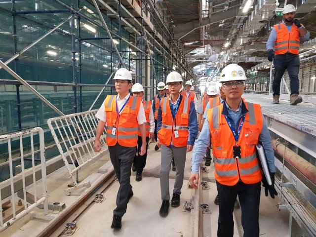 이재용 부회장이 15일 삼성물산이 건설 중인 사우디아라비아 리야드 도심 지하철 공사 현장을 둘러보고 명절에 근무하는 임직원들을 격려하고 있다.(사진=삼성전자)