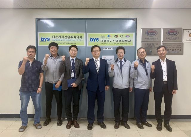 박일준 한국동서발전 사장(왼쪽 네 번째)과 서인호 대윤계기산업 대표(왼쪽 다섯번째) 등 직원들이 기념 촬영을 하고 있다.