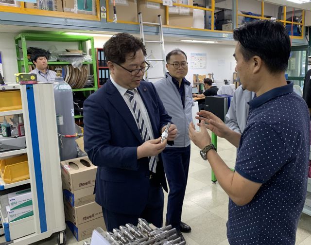 박일준 한국동서발전 사장(왼쪽)이 대윤계기산업 관계자로부터 제품에 대해 설명을 듣고 있다.