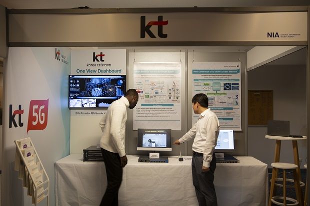 프랑스 파리 SDWAN SUMMIT 2019 행사장에서 KT 직원들이 관람객들에게 솔루션을 소개하고 있다.(사진=KT)